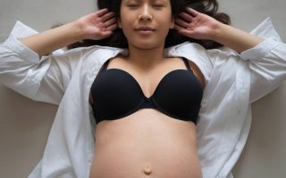 "Les bienfaits du massage abdominal pour retrouver un ventre plat après l'accouchement"