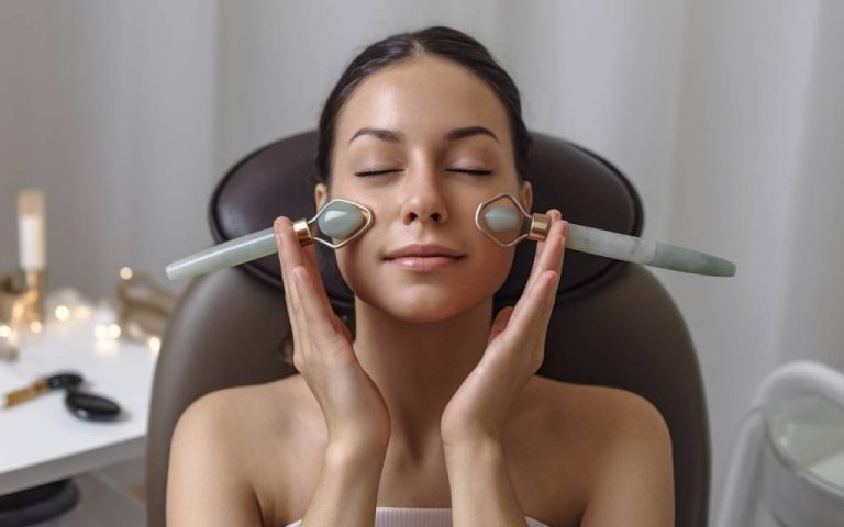 « L’automassage du visage : une routine bien-être pour une peau éclatante et détendue »