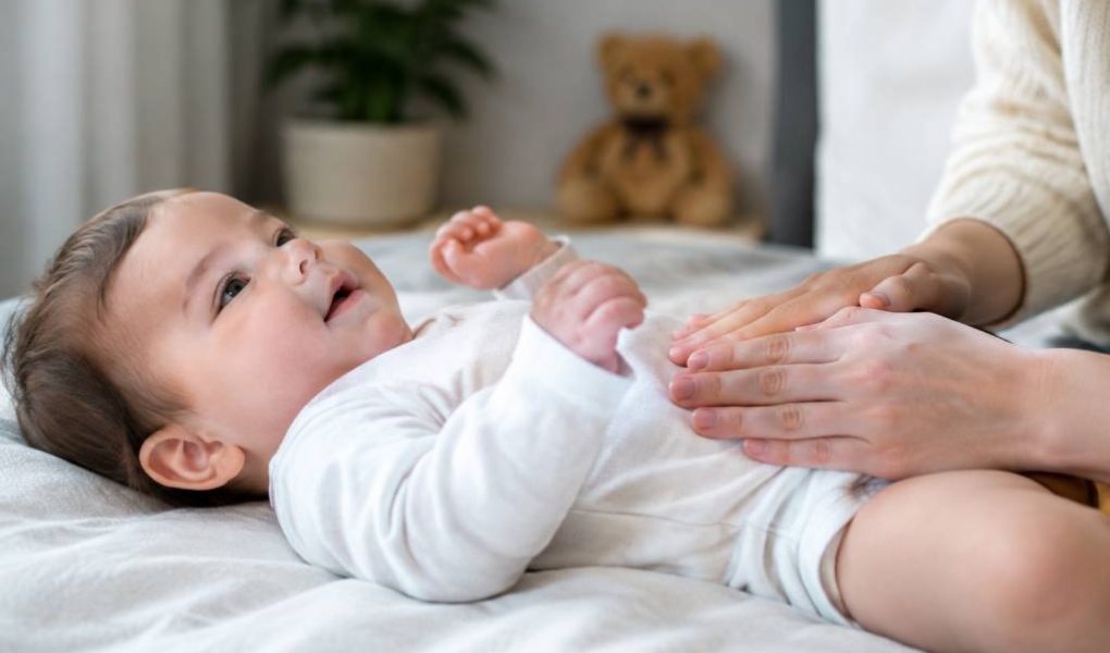 Bébé ventre dur : causes, gestes bien-être et soins adaptés pour le soulager