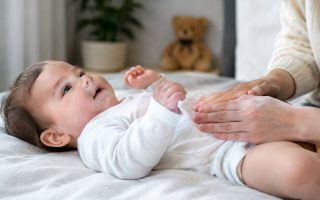 Bébé ventre dur : causes, gestes bien-être et soins adaptés pour le soulager