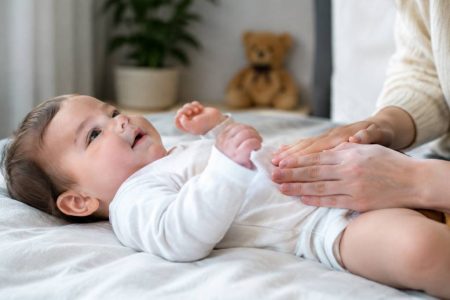 Bébé ventre dur : causes, gestes bien-être et soins adaptés pour le soulager