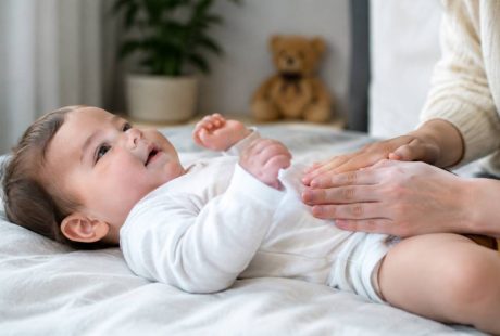 Bébé ventre dur : causes, gestes bien-être et soins adaptés pour le soulager