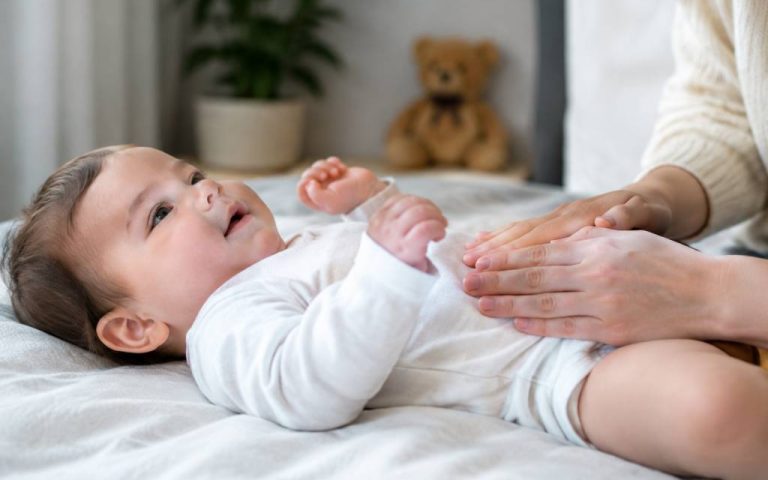 Bébé ventre dur : causes, gestes bien-être et soins adaptés pour le soulager