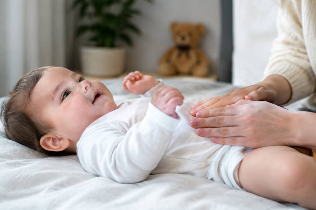 Bébé ventre dur : causes, gestes bien-être et soins adaptés pour le soulager