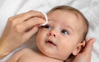 Croûtes de lait sourcils : soins doux et produits adaptés pour bébé