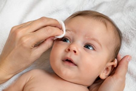 Croûtes de lait sourcils : soins doux et produits adaptés pour bébé